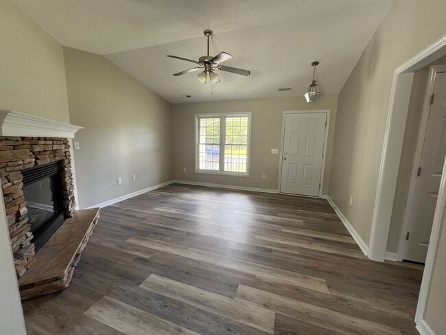 Building Photo - Charming three bedroom two bath home that ...