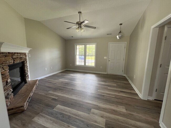 Building Photo - Charming three bedroom two bath home that is located close to MCAS New River and Stone Bay. Just ...