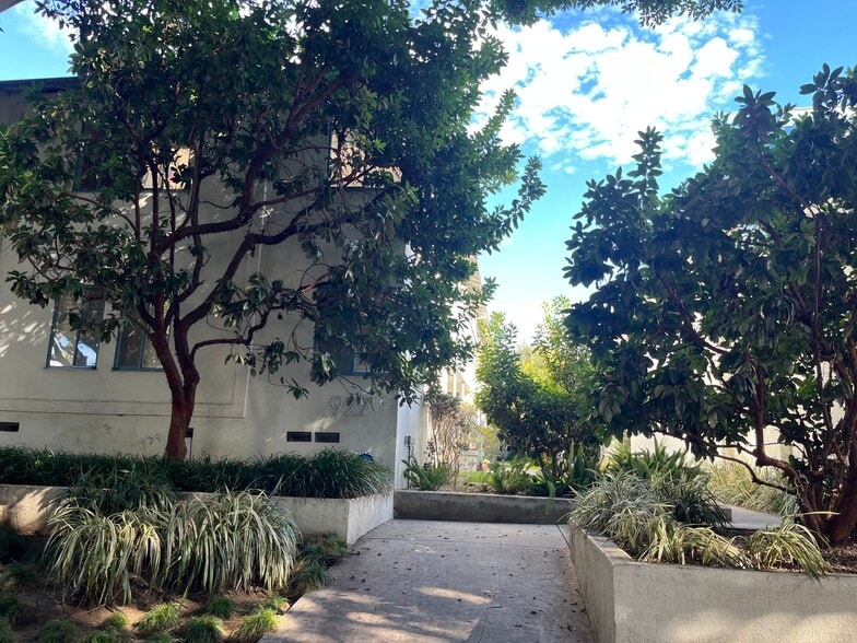Font upper unit - 927 20th St