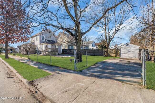 Building Photo - 104 Bank St