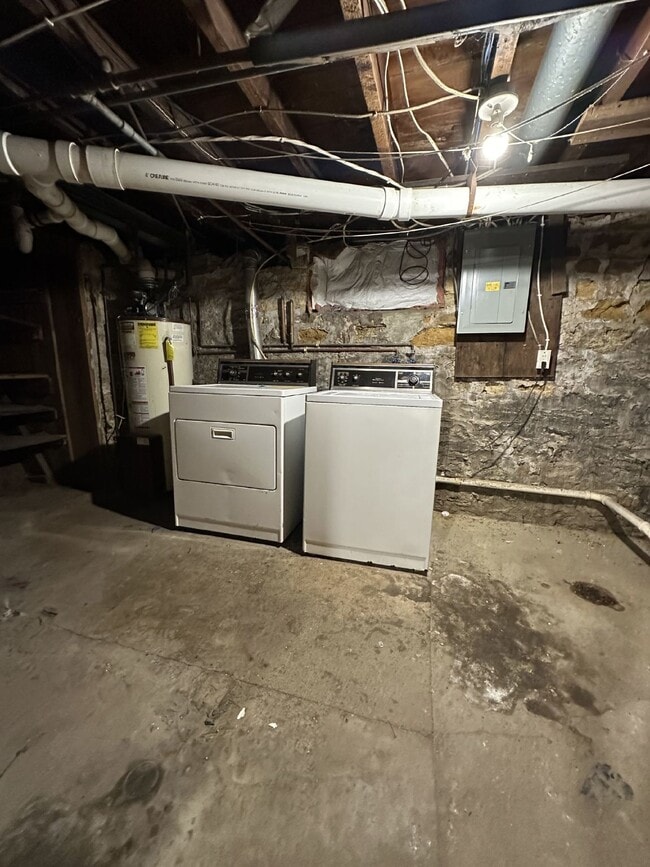 Building Photo - 3 bed 1 bath close to UWEC and Water St! Available June 1st