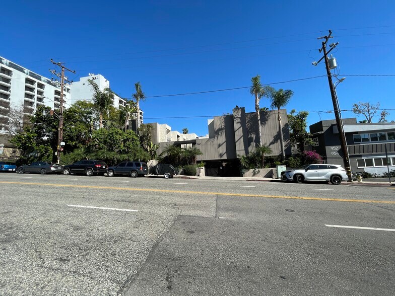 Building Photo - 960 N San Vicente Blvd