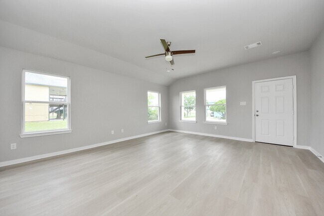 Building Photo - 1105 W Bayshore Dr