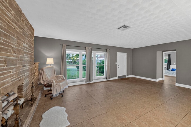 Building Photo - 2750 SE 3rd St