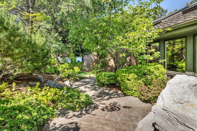 Building Photo - LAKEFRONT LUXURY ON LAKE STANLEY | FULLY FURNISHED + UTILITIES INCLUDED IN GUARDED LAKERIDGE SHORES