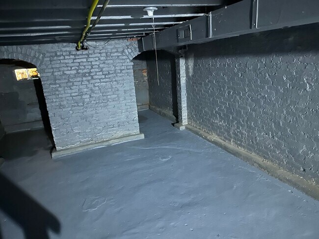 Building Photo - Spacious Home Available for Rent! W/D! Fro...