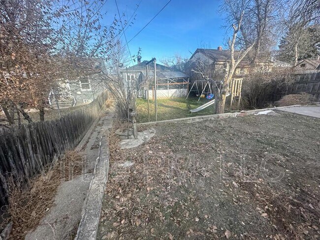 Building Photo - 1104 5th St