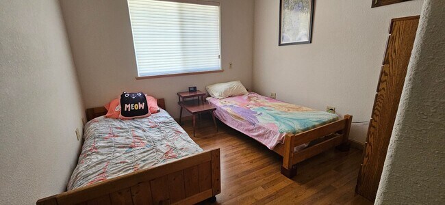 Building Photo - Large furnished mountain home walking distance to the river --- Available October 1