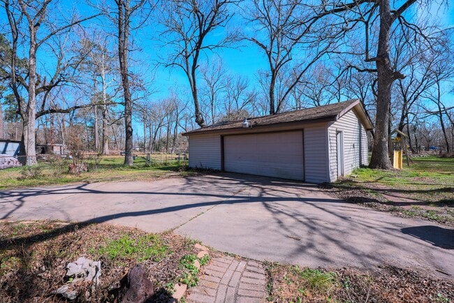 Building Photo - 20427 Lakeside Dr