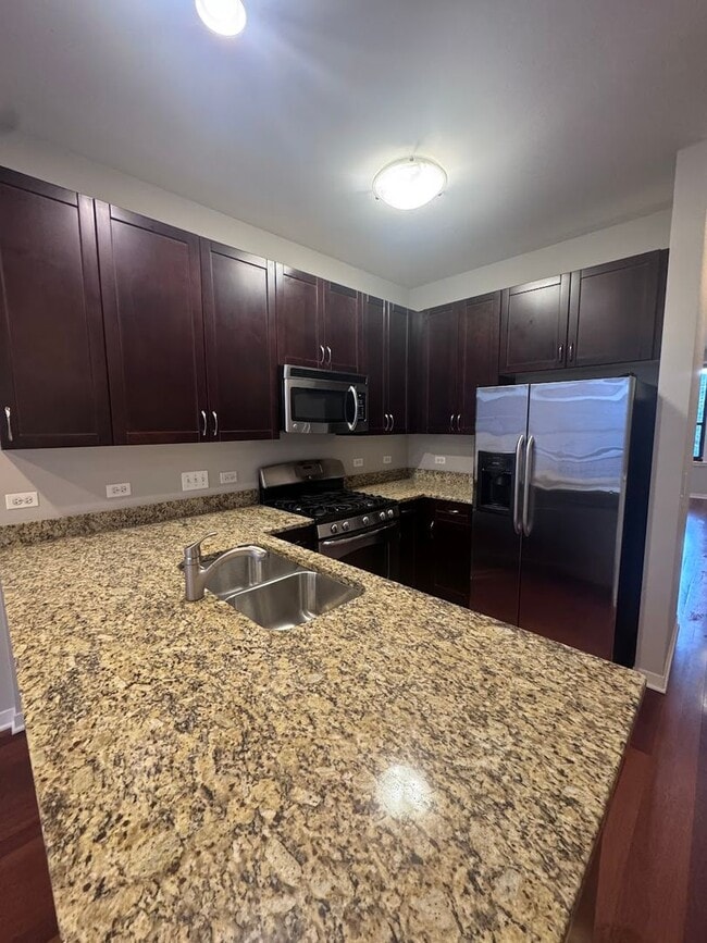 Building Photo - Modern 3BD/3BA Townhome Near North side wi...
