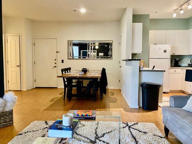 Building Photo - 1701 E Colter St