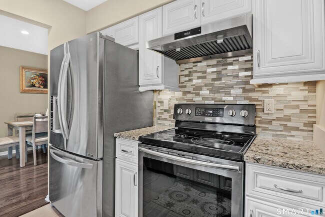 Building Photo - 14 1/2 Fairview Ave