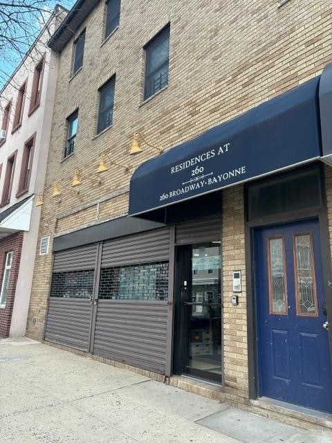 Building Photo - 260 Broadway