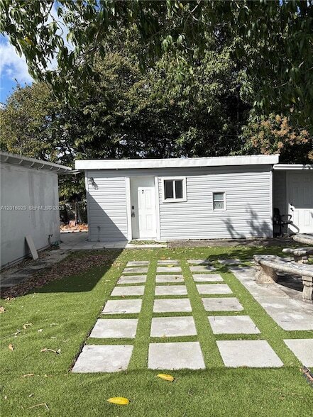 Building Photo - 427 S 24th Ave