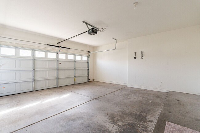 Building Photo - AVAILABLE JULY - Three Bedrooms + Loft!