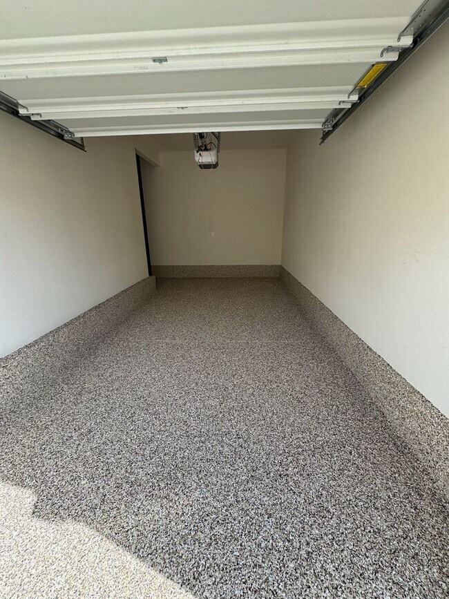 Building Photo - Camarillo - Newer 4 bedroom, 3.5 home