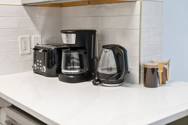 Building Photo - 2929 Kings Rd