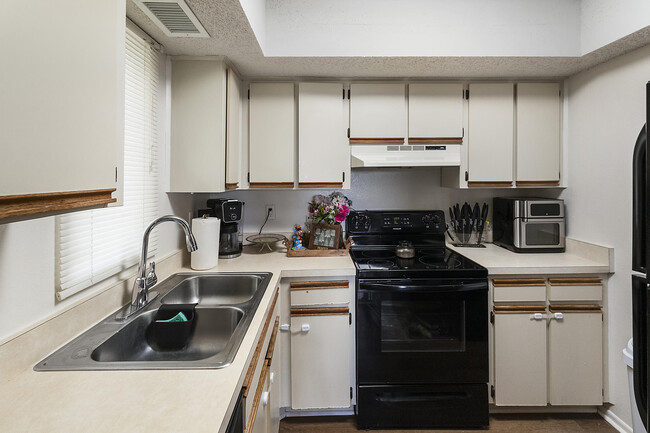 Building Photo - 1518 SE Royal Green Cir