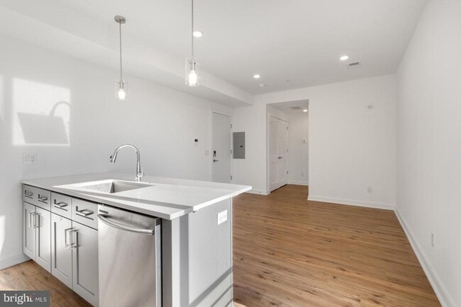 Building Photo - 304 Master St