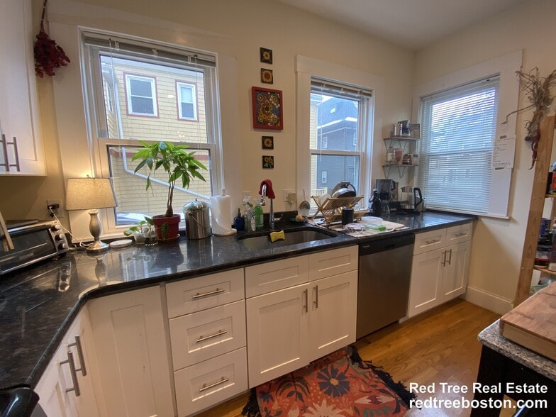 Building Photo - 177 School St