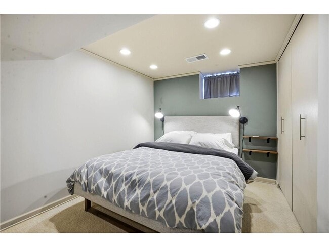 Building Photo - 241 Russell Ave S