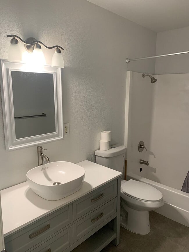 Building Photo - Recently-remodeled 3 bed 2 bath
