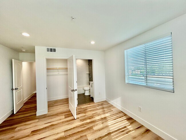 Building Photo - NewB La T 8418