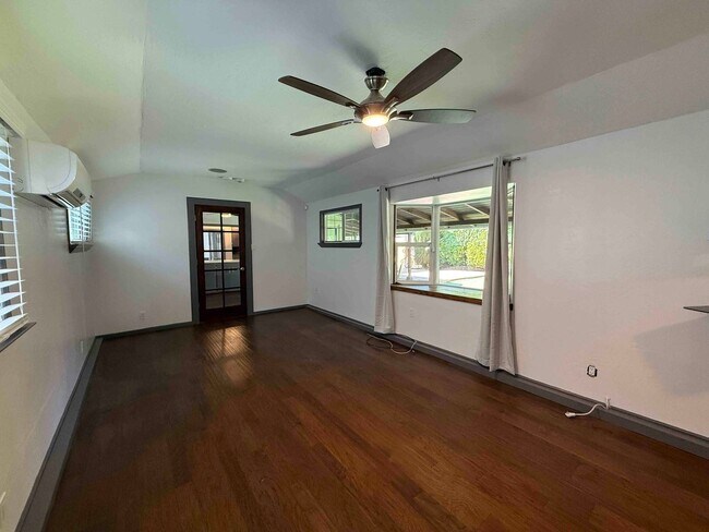 Building Photo - Charming Land Park 2 Bedroom