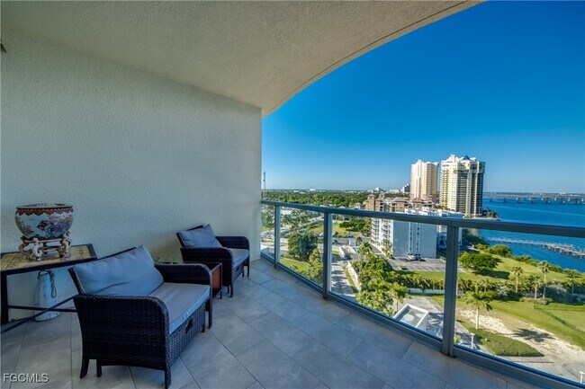 Building Photo - 3000 Oasis Grand Blvd