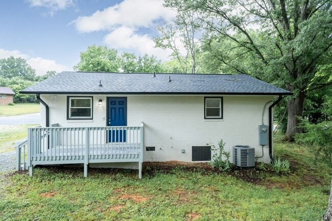 Building Photo - Three Bedroom Home!