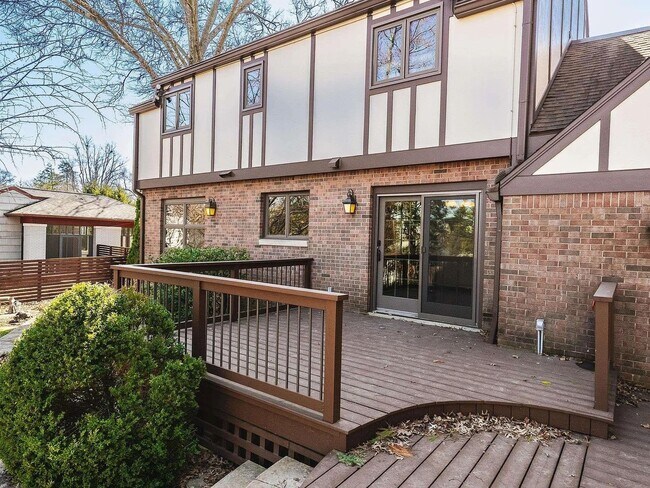 Building Photo - Large 5BR/3.5 Bath in Elm Heights. Available Now!