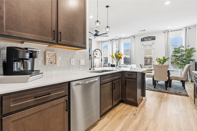 Building Photo - 641 Royal Arch Dr