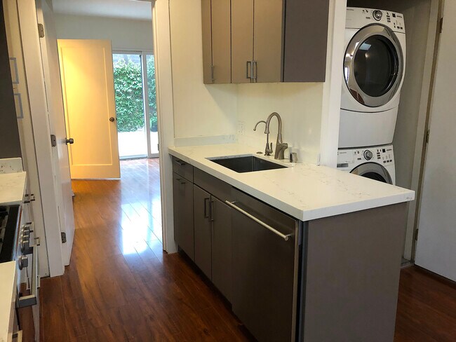 Sink, dish washer, washer/dryer - 4360 Stewart Ave