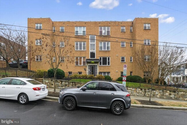 Building Photo - 401 Evarts St NE