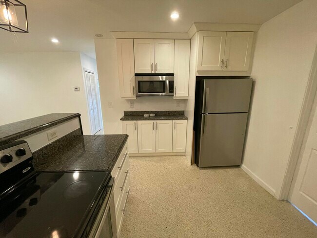 Building Photo - 842 SW 12th Ct