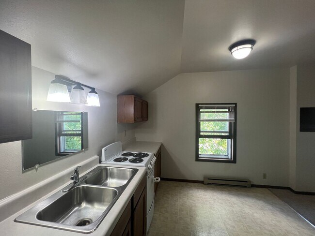 Building Photo - 636 Kickbusch St