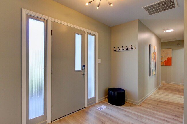 Building Photo - 2144 Pace Dr