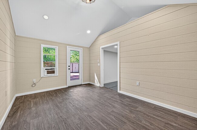 Building Photo - 13903 Chevy Chase Dr