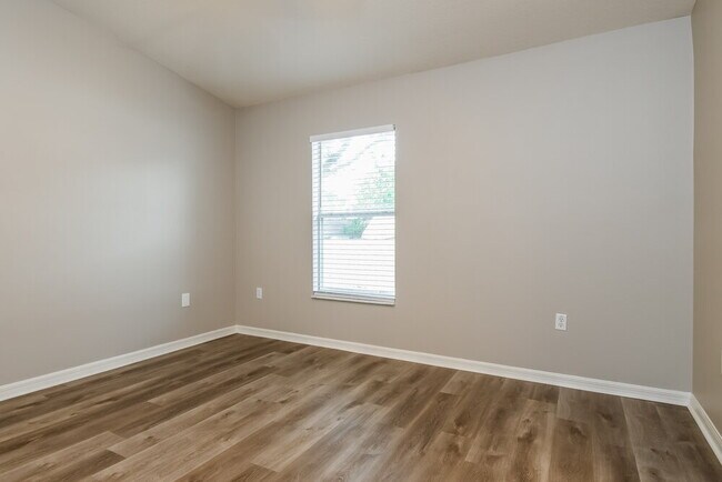 Building Photo - 2406 Foxhollow Rd