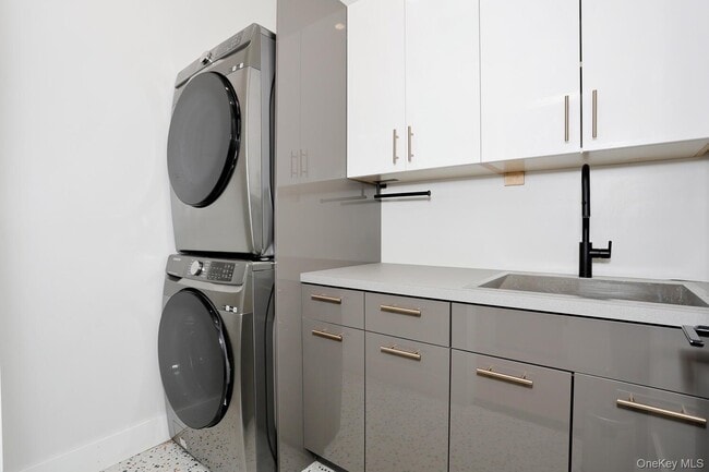 Building Photo - 10 Millbury St