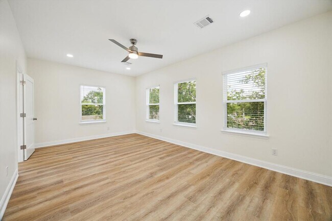 Building Photo - 901 E 37th St