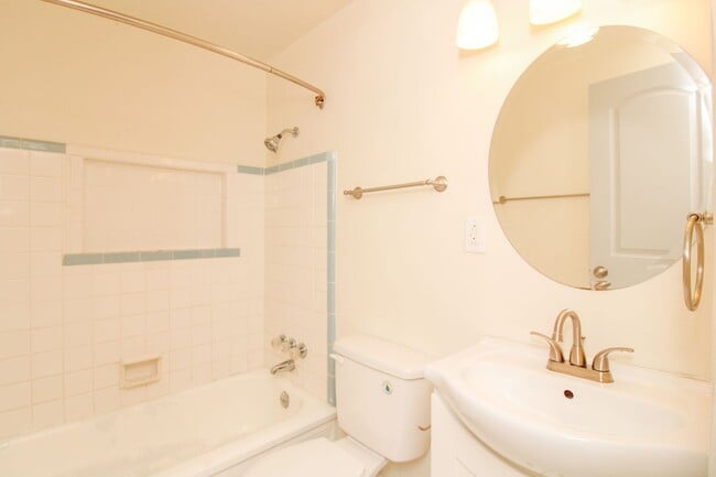 Building Photo - Heart of the Action: Cozy 2 Bed 1 Bath Home