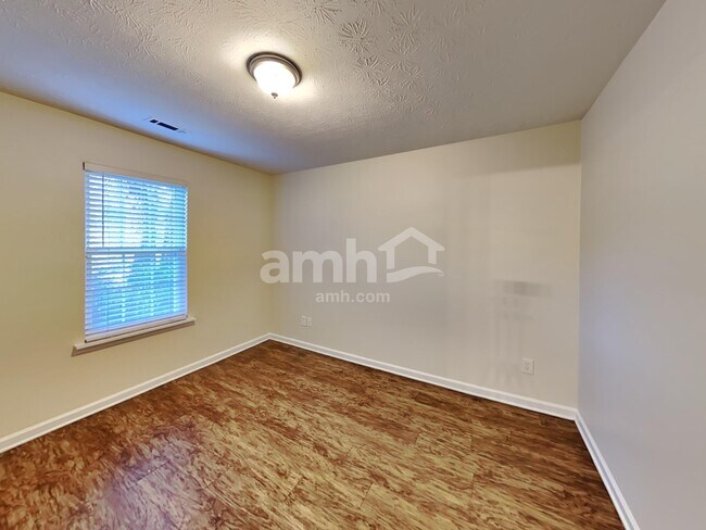 Building Photo - 3740 Scotland Ln SW