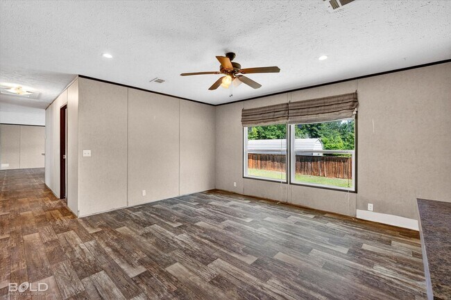 Building Photo - 4BD/2BA home with fenced back yard.