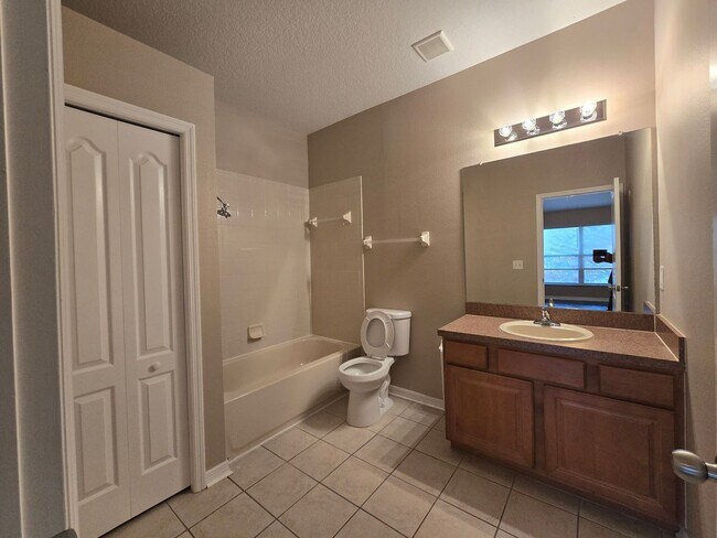 Building Photo - Great Town Home in Gated Community with Pool and Pond View