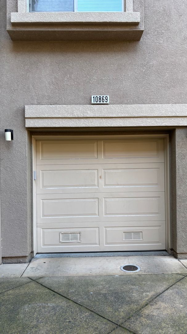Building Photo - Nice 2 Bed townhouse style condo with prim...