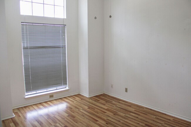 Building Photo - 3-BEDROOM IN CASTLE HILLS FOREST