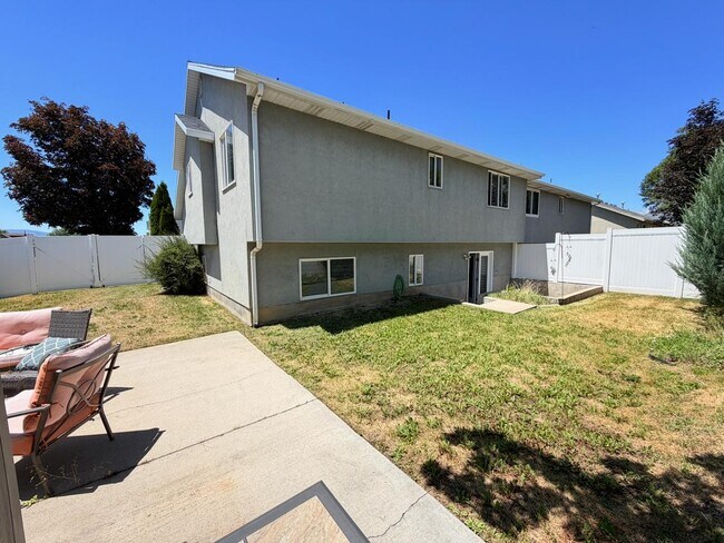 Building Photo - 1410 N 550 W St