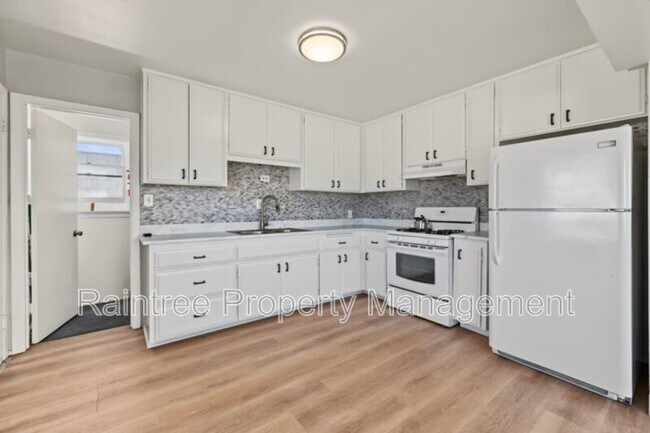 Building Photo - 146 N Cedros Ave
