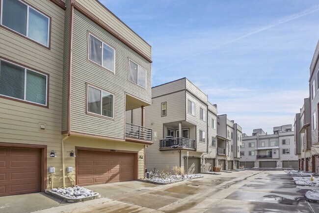 Building Photo - $3,230.95 with $300 off the first month's Rent - 4 Bedrooms, 3.5 Bathrooms, Townhouse in Broomfie...